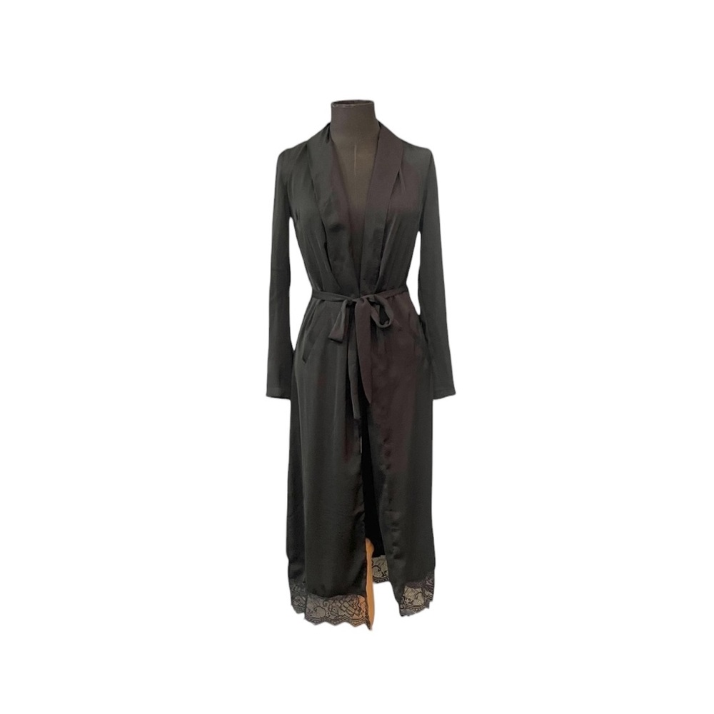 🚨𝐂𝐋𝐄𝐀𝐑𝐎𝐔𝐓𝐒𝐀𝐋𝐄🚨𝐃𝐀𝐘 & 𝐍𝐈𝐆𝐇𝐓 Lace trim Satin Duster
